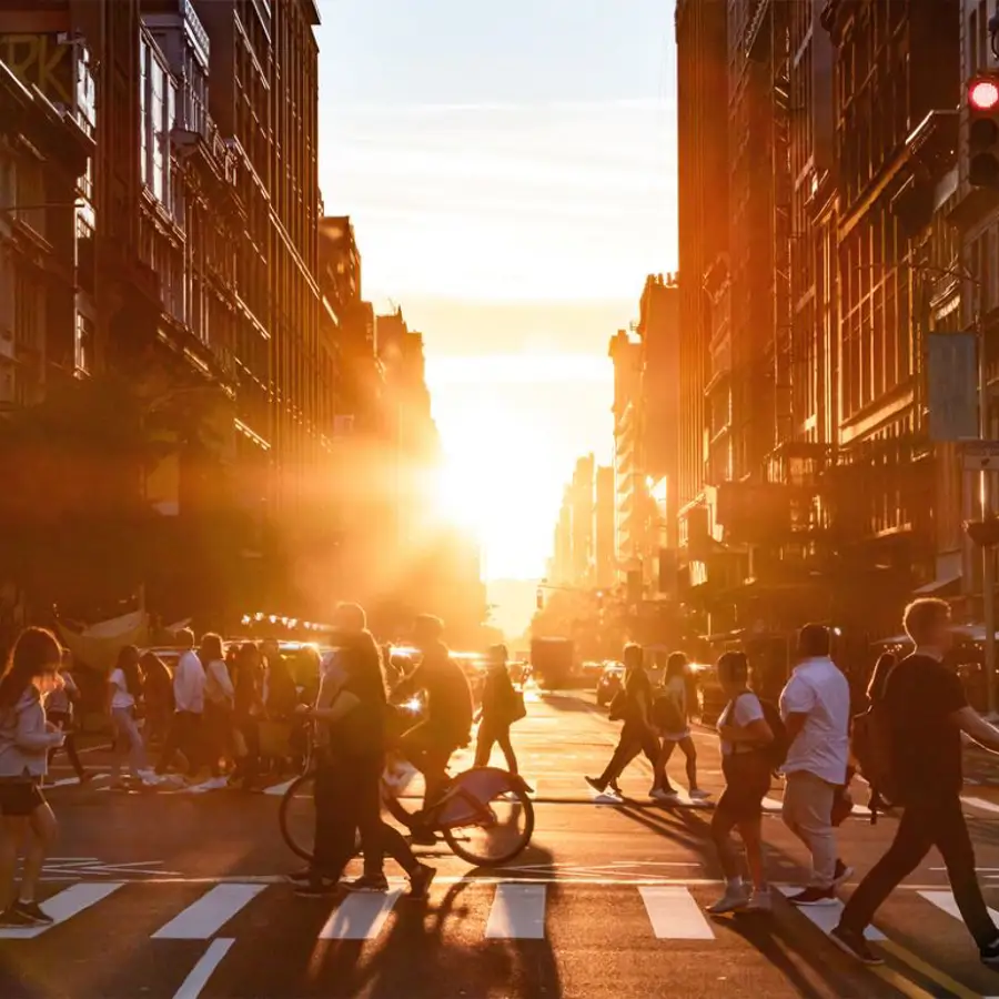 personas paseando manhattan